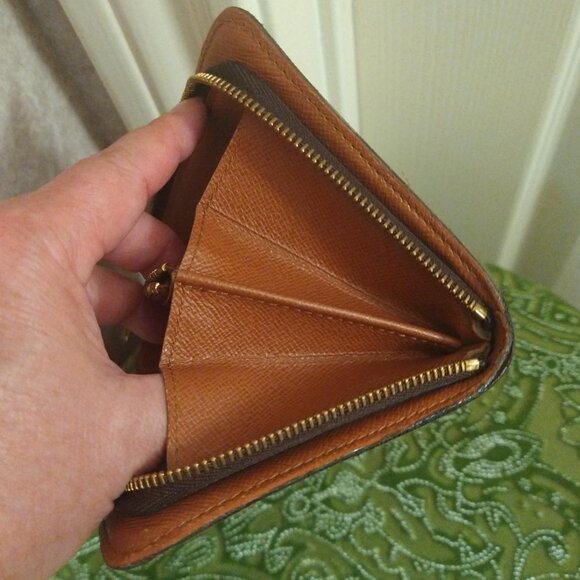 Louis Vuitton Monogram Zippy Wallet - Picture 13 of 15